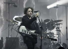 The Cure plancherait sur trois albums d'après son leader, Robert Smith