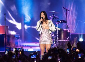 Lana Del Rey chante contre les fusillades qui endeuillent les États-Unis