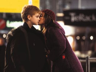 Thomas Brodie-Sangster revient sur Love Actually 19 ans après : un film "culte"