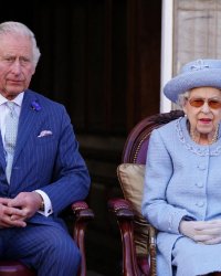 Elizabeth II transfère officiellement une partie de ses fonctions à son fils