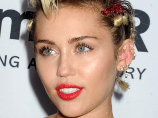 Miley Cyrus : en couple avec une autre fille !