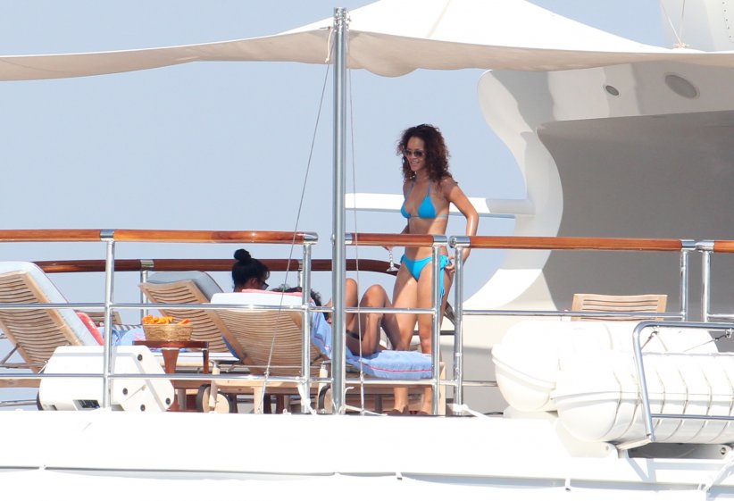 C'est sur un yacht que Rihanna profite du soleil d'été