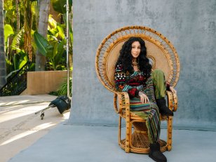 Cher : âgée de 75 ans, la chanteuse devient égérie de la marque UGG