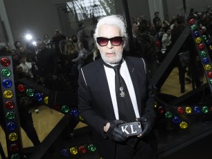 Karl Lagerfeld tente la barbe