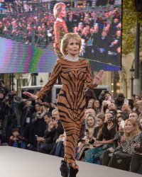 Jane Fonda défile à 79 ans et enflamme les Champs-Élysées