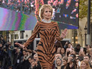 Jane Fonda défile à 79 ans et enflamme les Champs-Élysées