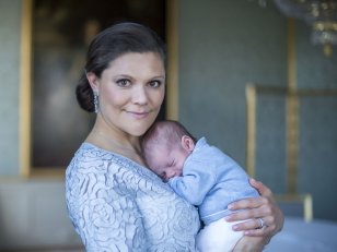 Victoria de Suède dévoile un premier cliché officiel avec son fils, Oscar