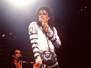 Michael Jackson : les chaussettes blanches du Moonwalk mises aux enchères