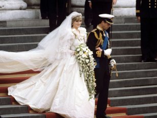 The Crown : les stylistes de la robe de mariée de Lady Diana sollicités