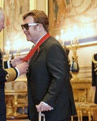 Elton John reçoit un titre honorifique des mains du prince Charles