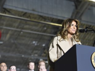 Melania Trump, "dévastée" après avoir plagié un discours de Michelle Obama