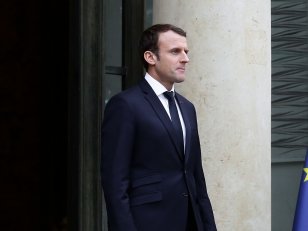 Les Macron accueillent &quot;bien plus qu'un sapin&quot; à l'Élysée