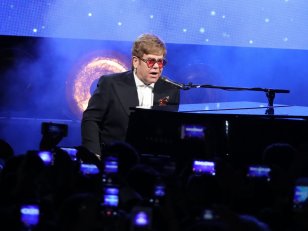 Elton John a bien donné un mini-concert sur la Croisette !