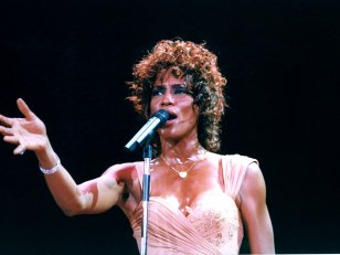 Whitney Houston : un documentaire dévoile l'agression sexuelle de la chanteuse