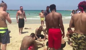 Chris Brown s'amuse avec ses fans sur une plage en Israël