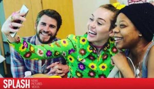 Miley Cyrus et Liam Hemsworth répandent la joie et la bonne humeur dans un hôpital pour enfants