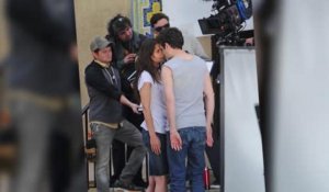Katie Holmes se rapproche d'un homme sexy sur un plateau de tournage