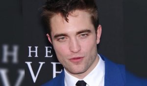 Robert Pattinson est sexy et charmant sur le tapis rouge