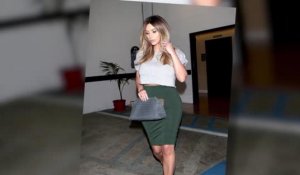 Kim Kardashian dévoile son ventre dans un top court et une jupe droite