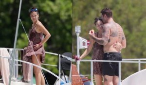 Adriana Lima se relaxe avec son petit-ami sur un bateau à Miami