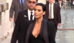Kim Kardashian est chic et sexy pour le show de Jimmy Kimmel
