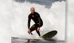 Jason Statham surfe à Malibu