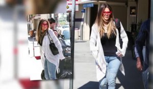 Khloe Kardashian porte des lunettes rouges en quittant la ville