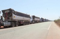 Sanctions contre le Mali: la vie à l'arrêt des routiers coincés à la frontière