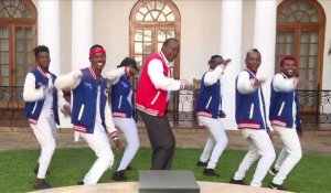 Le président kenyan danse pour inciter les jeunes à voter