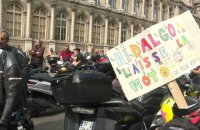 Stationnement payant: manifestation de motards à Paris
