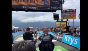 Tour de France 2022 - The Wolfpack encourages Fabio Jakobsen in the last meters of the 17th stage... 17 seconds from being out of time