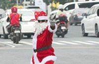 Philippines : le "Père Noël dansant", agent de la circulation, apporte de la gaieté à Manille