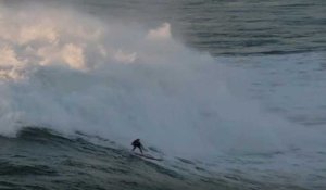 De grosses vagues attirent les surfeurs en Californie