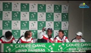 Coupe Davis - FRA-SRB - Quand Gael Monfils appelle pendant Yannick Noah pendant sa conférence de presse