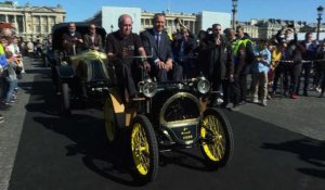 Mondial de l'auto: des vieilles voitures en plein Paris