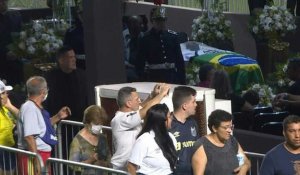 Brésil : longue file d'attente pour un dernier hommage au "Roi" Pelé