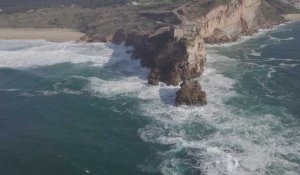 Portugal: réactions après la mort d'un légendaire surfeur brésilien sur le spot de Nazaré