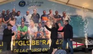 Golden Globe Race. Uku Randmaa célébré après son arrivée aux Sables-d'Olonne