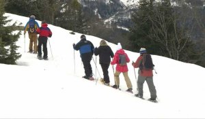Montagne: faute de ski, les vacanciers redécouvrent les raquettes