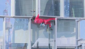Retraites: le "Spiderman français" grimpe près de Paris pour protester contre la réforme