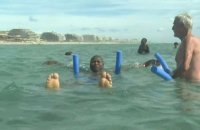 Des cours de natation en mer pour réconcilier les migrants avec l'eau