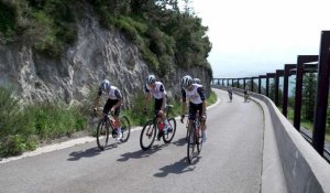Les coureurs du Tour de France à la découverte du puy de Dôme, géant mythique