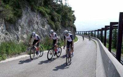 Les coureurs du Tour de France à la découverte du puy de Dôme, géant mythique