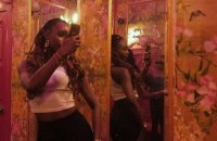 "Miroir miroir": dans les toilettes branchées, les Nigérianes sont les reines du selfie