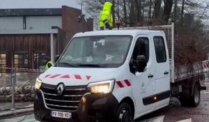 Un arbre sur la chaussée, une école fermée à Hem