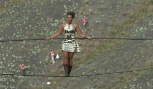 Une funambule relie les plus hauts terrils d'Europe