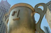 Un trophée satirique ciblant Trump atterrit mystérieusement à New York
