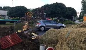 Des agriculteurs en colère bloquent le centre Leclerc de Quimper (Finistère).