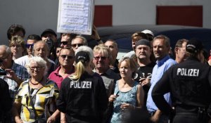 Merkel, huée, fustige les agressions "abjectes" de l'extrême droite