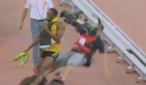 Usain Bolt renversé par un caméraman